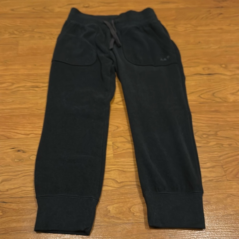 Girls Abercrombie cozy joggers size 5/6. Adjustable drawstring waistband.